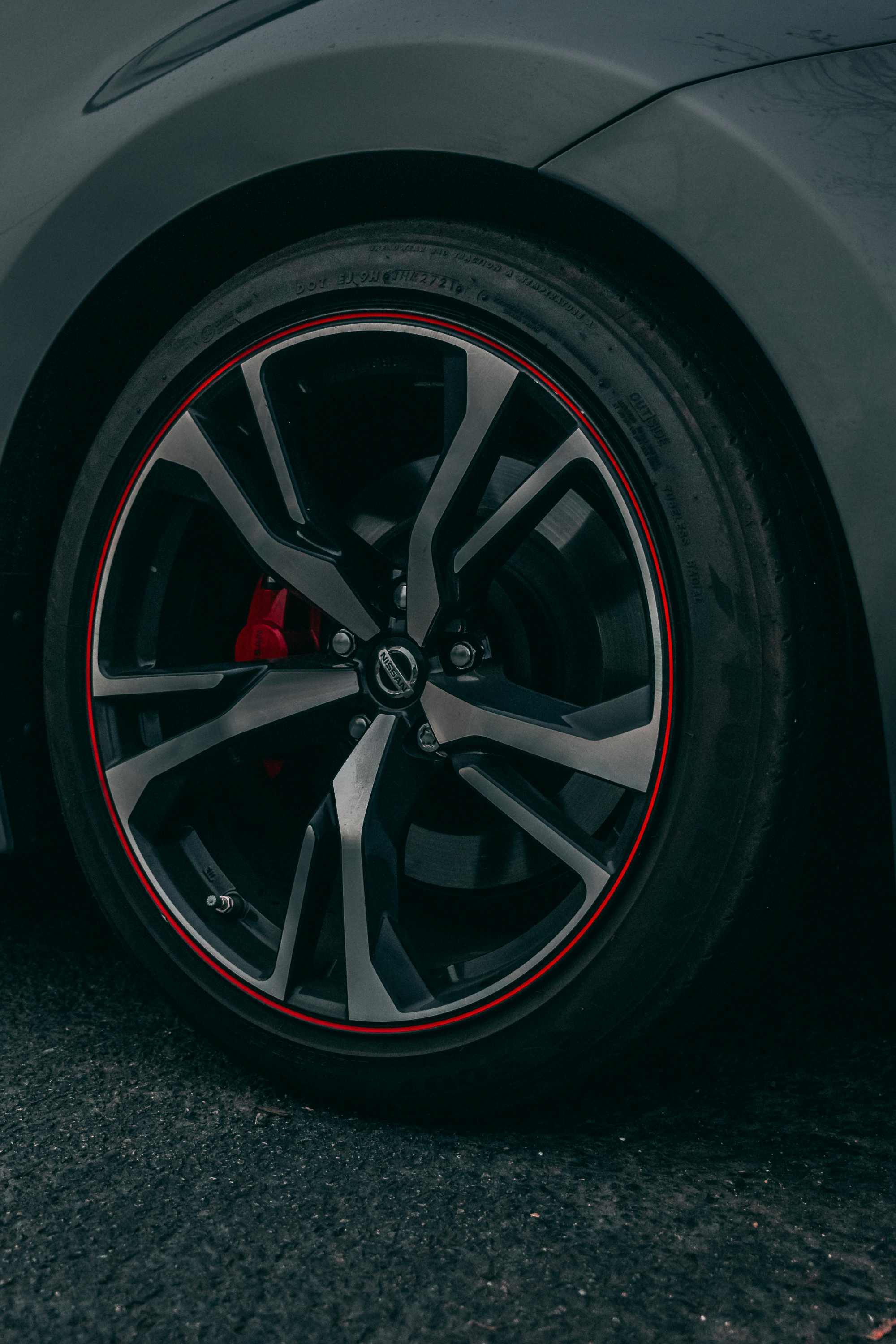 2018款雷克萨斯ES200的轮圈轮胎型号和尺寸是什么？  第1张
